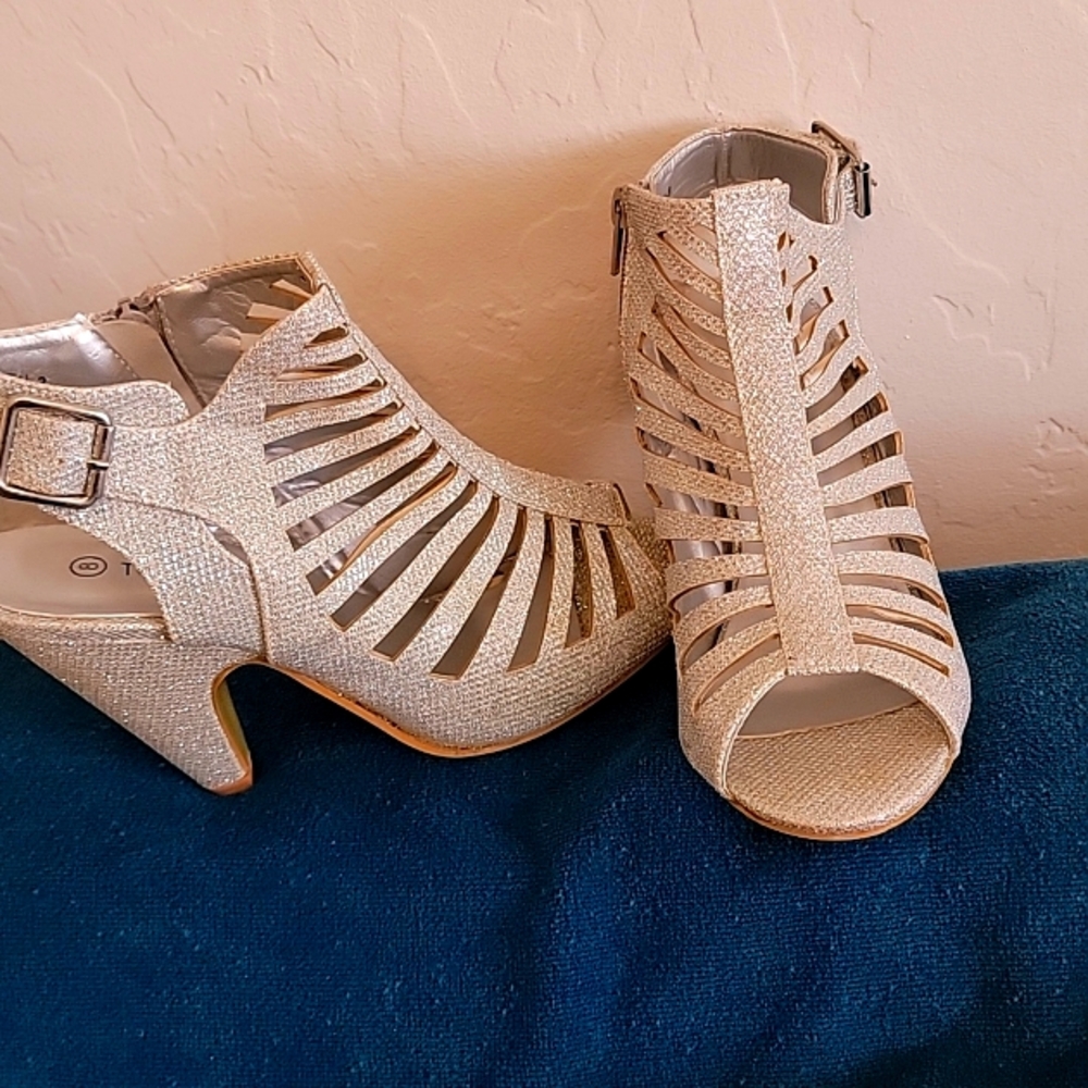 Women  Top Moda, size 8 silver glitter peep toe sandals.